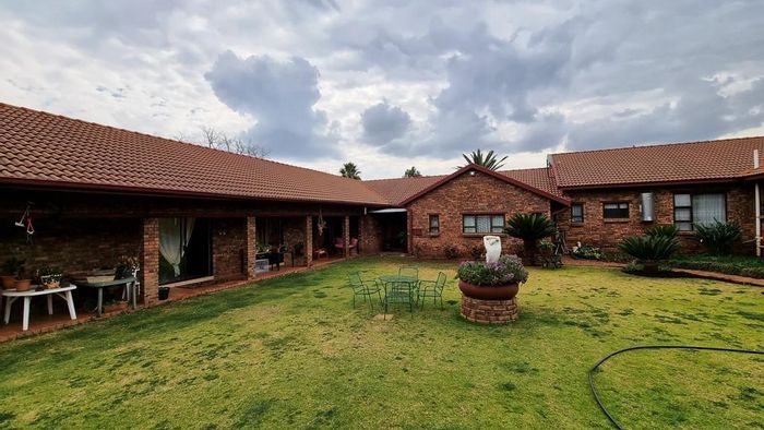 Raslouw Farm For Sale: 1.9 hectares with multiple rental units and amenities.