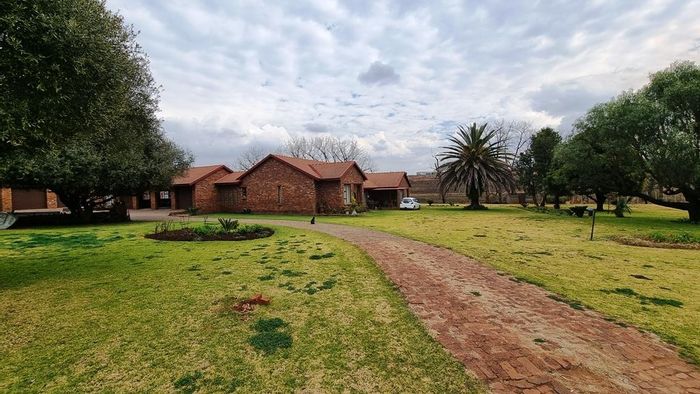 Raslouw Farm For Sale: Multiple Rentals, Spacious Main House, Prime Investment Opportunity!