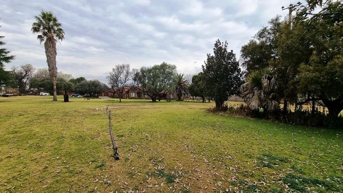 Raslouw Farm For Sale: 1.9 hectares, multiple rental units, swimming pool, staff quarters.