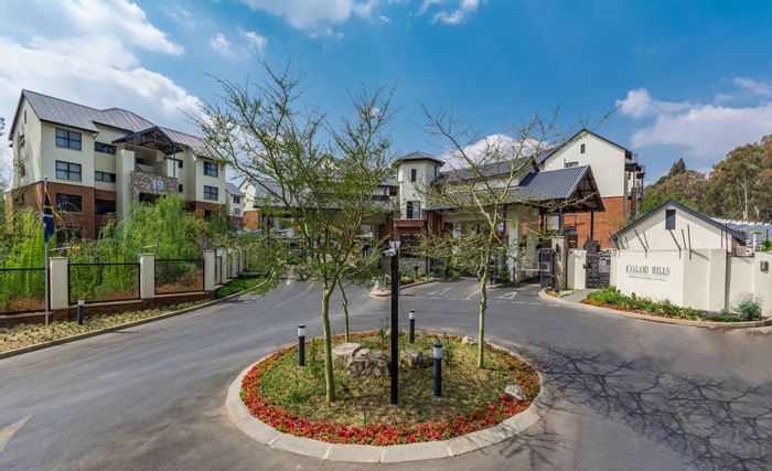 Kyalami Hills Apartment For Sale: 2 beds, pool, gym, balcony, easy access.