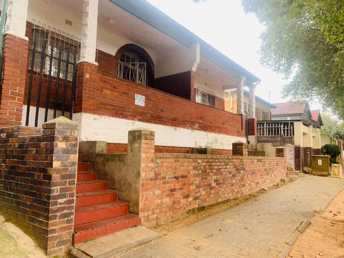 Investment Opportunity: Spacious Semi-Detached House with Excellent Rental Income in Bezuidenhout Valley