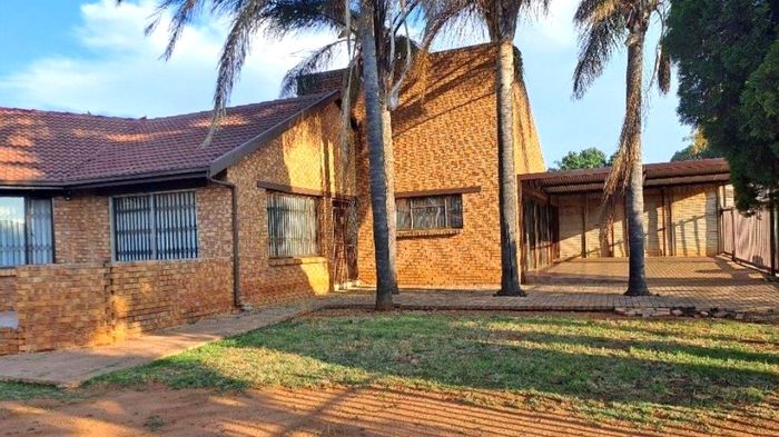 Chantelle House For Sale: 3 bedrooms, large stand, study, 4 carports.