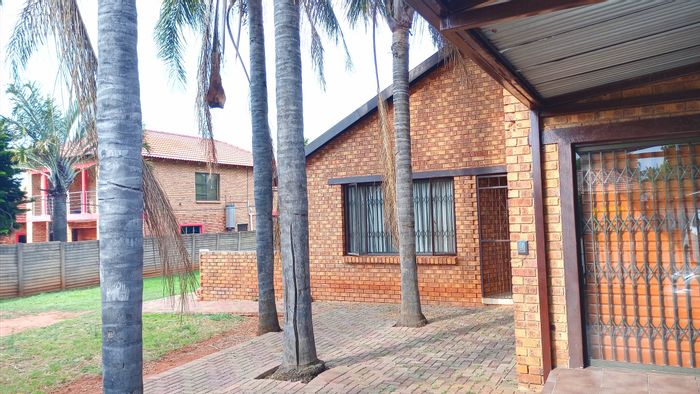 Chantelle House For Sale: 3 Bedrooms, large stand, study, 4 carports.