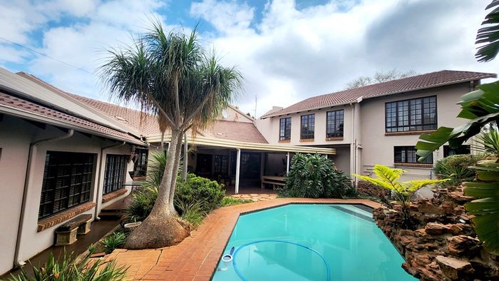 For Sale: Spacious Eldoraigne house with pool, jacuzzi, borehole, and ample parking.