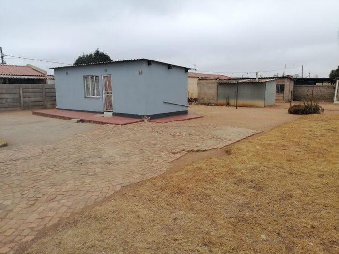 House for Sale in Etwatwa: 1-Bedroom, secure parking, low-maintenance yard.