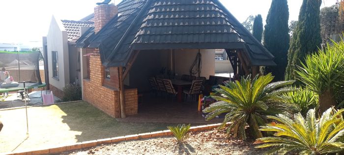 House for sale in Elandshaven: 3 beds, pool, entertainment area, double garage.