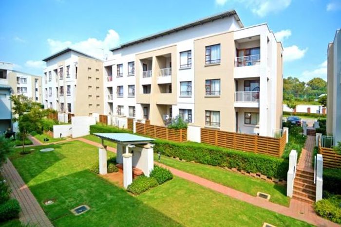 Paulshof Apartment To Rent: 2 beds, pool, braai area, kids' play area.