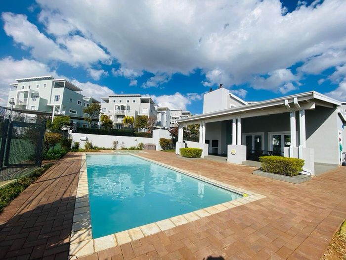 For Sale: Paulshof Apartment with 3 Bedrooms, Pools, Tennis Court, and Security.