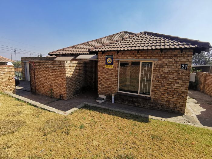 For Sale: 3-Bedroom House in Esther Park with Double Garage and Entertainer's Patio.