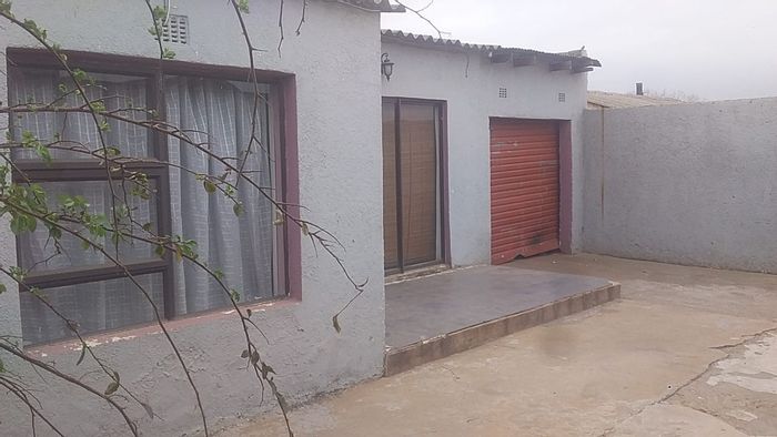 House For Sale in Mofolo South: Close to malls, hospitals, and transport routes.