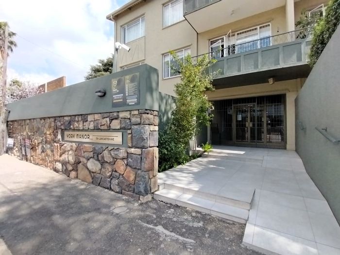 Craighall Park Apartment To Rent: Spacious, secure, pet-friendly with garden views.