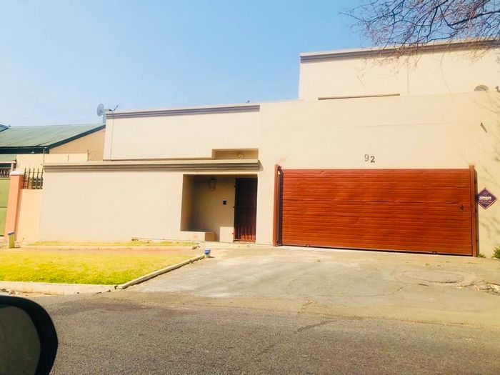 Cottage to Rent in Bezuidenhout Valley: 1 bed, near Darras Centre and Eastgate.