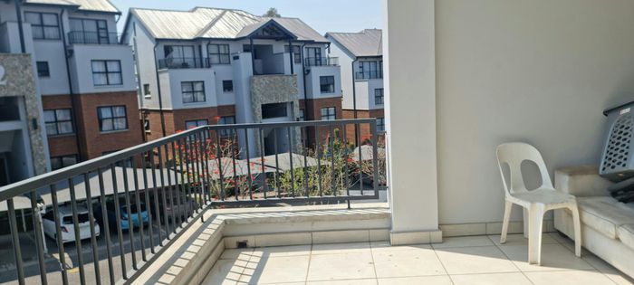 Olivedale Apartment For Sale: 2 balconies, gym, pool, clubhouse, 24-hour security.