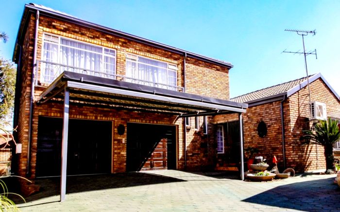 Eldoraigne House For Sale: 3 bedrooms, garden, braai area, security features.