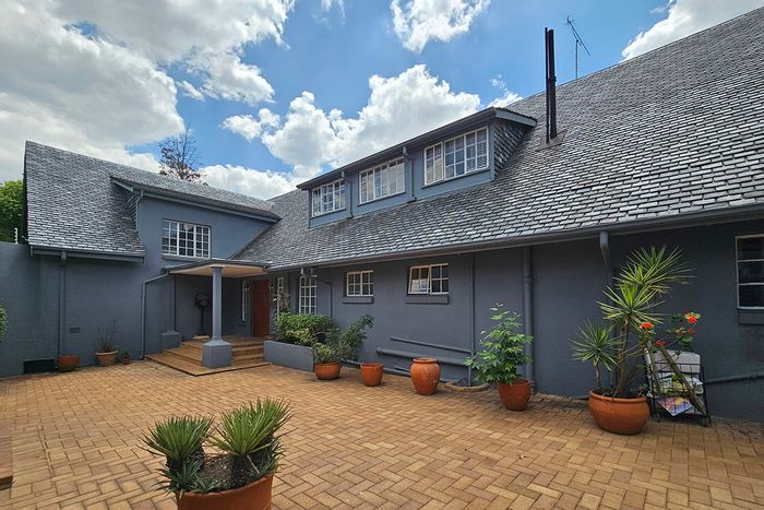 House To Rent in The Gardens: Pool, ample parking, versatile spaces for family or office.