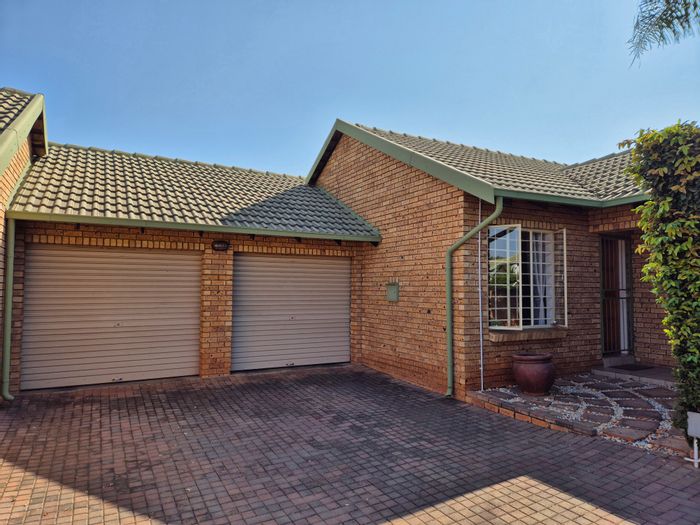 For Sale: Townhouse in Eldoraigne with 2 beds, double garage, and pet-friendly policy.