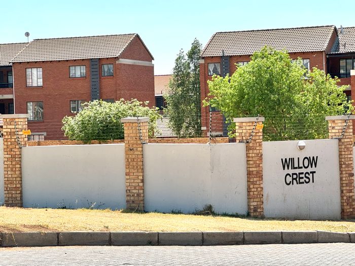 Sagewood Apartment For Sale: Secure complex, pool, braai area, close to amenities.