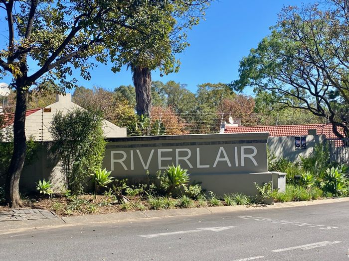 Douglasdale Apartment To Rent: 2 beds, pool, braai area, pet-friendly complex.