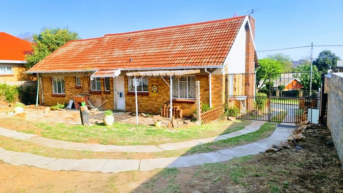 For Sale: Linmeyer House with 3 Bedrooms, Spacious Lounge, and Large Backyard.
