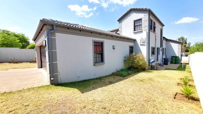 Kyalami House To Rent: Family home with pool, garage, and ample green space.