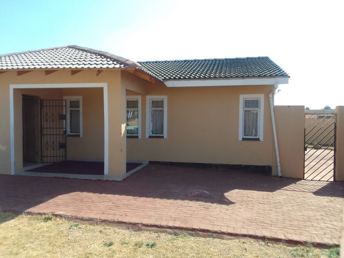 For Sale: House in Lenasia Ext 10 with three bedrooms, spacious yard, and fitted kitchen.