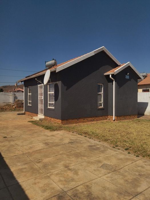 2-Bedroom House For Sale in Lehae with garden, parking, and pet-friendly space.