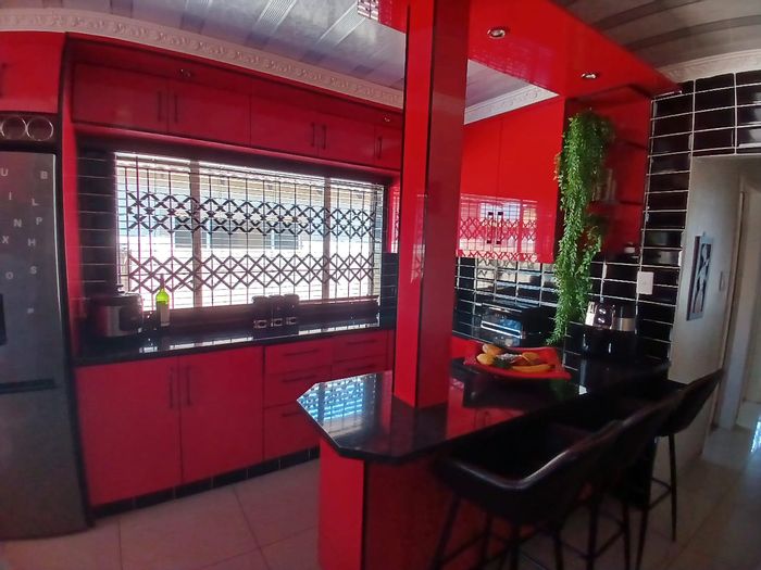 For Sale: House in Nkwe Country Estate with renovated kitchen and spacious yard.