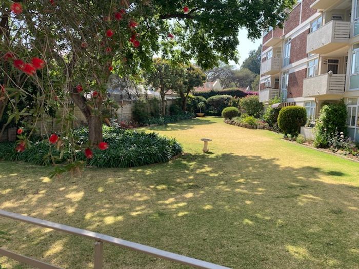 Craighall Park Apartment To Rent: 1 Bed, Balcony, Secure Parking, Communal Garden.