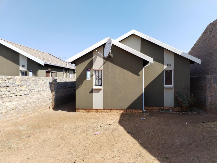 Savanna City House For Sale: Walk to Curro School, near amenities, secure fencing.