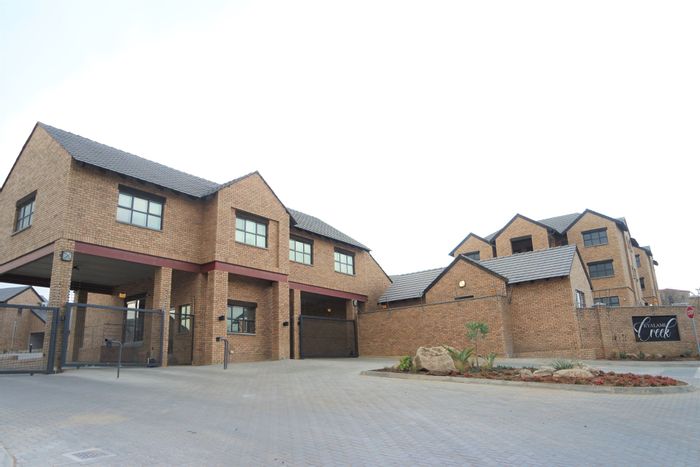 Kyalami Townhouse To Rent: 3 Bedrooms, private garden, security, close to amenities.
