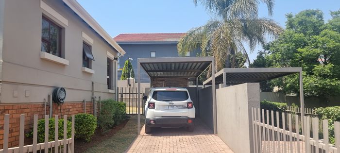 Fourways Cluster For Sale: Secure complex, garden, pool, clubhouse, 24-hour security.