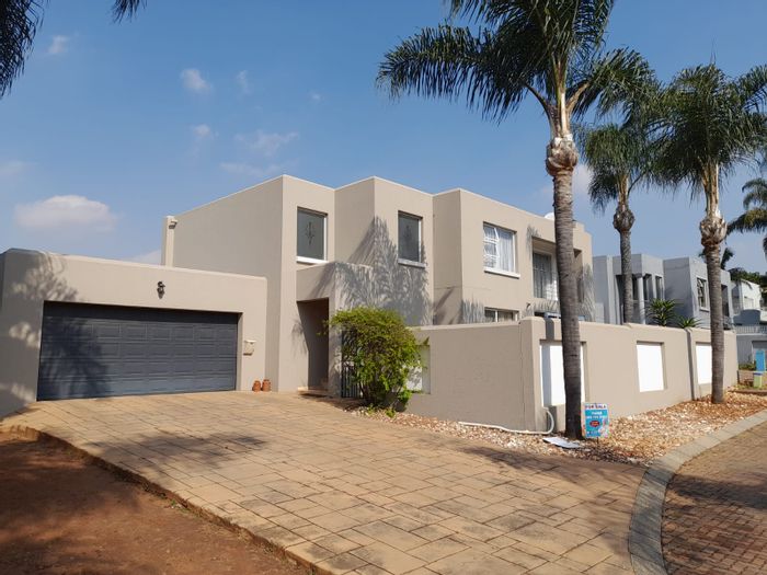 For Sale: House in Eldoraigne with 4 bedrooms, pool, inverter, and double garage.