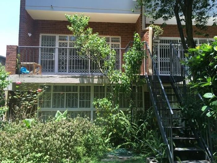 Townhouse To Rent in Oerderpark: 2 bedrooms, garden, garage, pet-friendly.