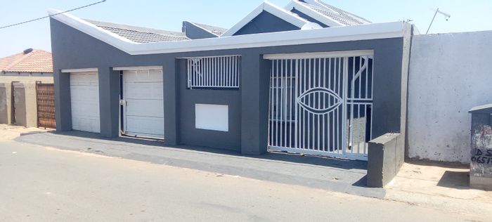 2-Bedroom House For Sale in Diepkloof Zone 5 with secure yard and open-plan layout.