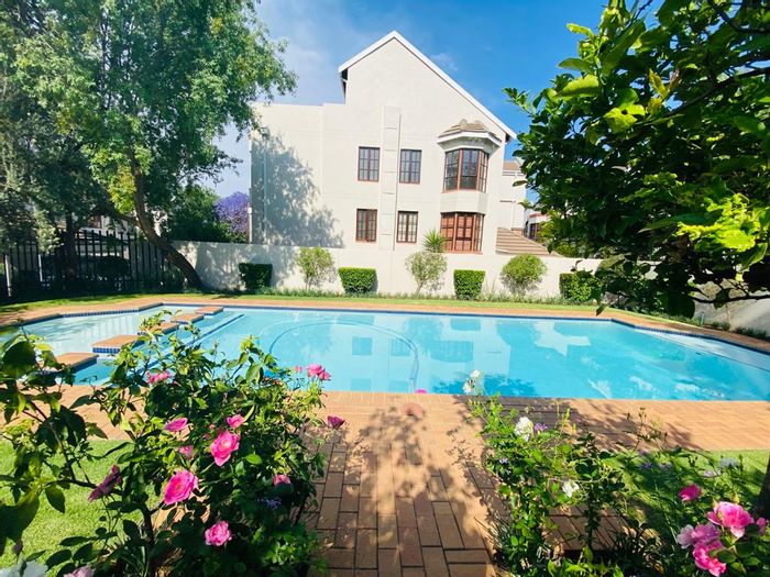 Rivonia Apartment To Rent: 3 Bedrooms, study, pool, 24-hour security, great location.