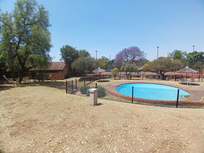 Lonehill Townhouse For Sale: 2 beds, garden, pool, tennis court, secure complex.