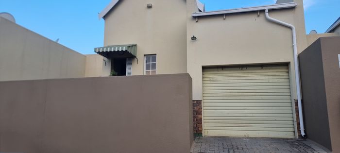 Cluster for Sale in Radiokop: 3 Bedrooms, communal pool, lock-up garage, and visitor parking.