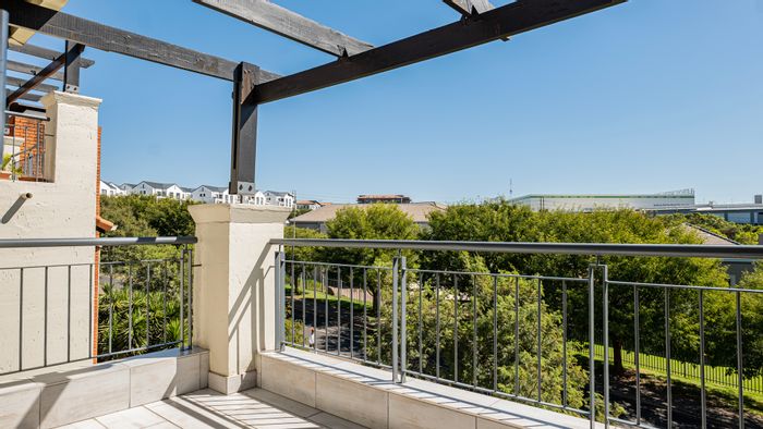 Greenstone Hill Apartment To Rent: Loft, patio, pool access, secure complex amenities.