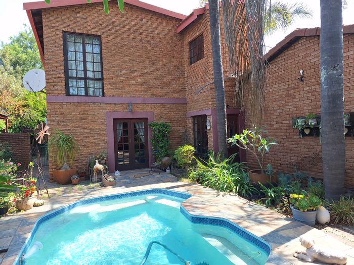 Elarduspark House For Sale: 6 Bedrooms, Pool, Lapa, Double Garage, Family-Friendly.