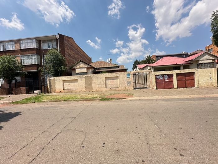 Yeoville House For Sale: 3 Bedrooms, large yard, parking for 6 cars.