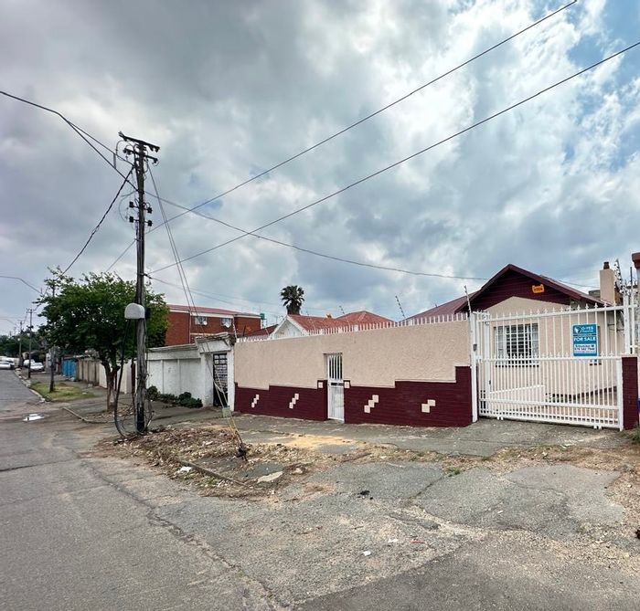 Bellevue House For Sale: Multiple living spaces, en-suite, security features, investment potential.