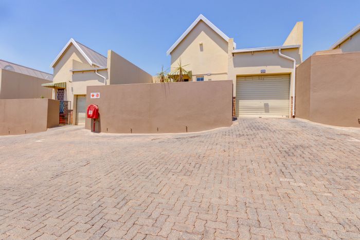 Radiokop Townhouse For Sale: 3 bedrooms, secure complex, landscaped garden, ideal location.