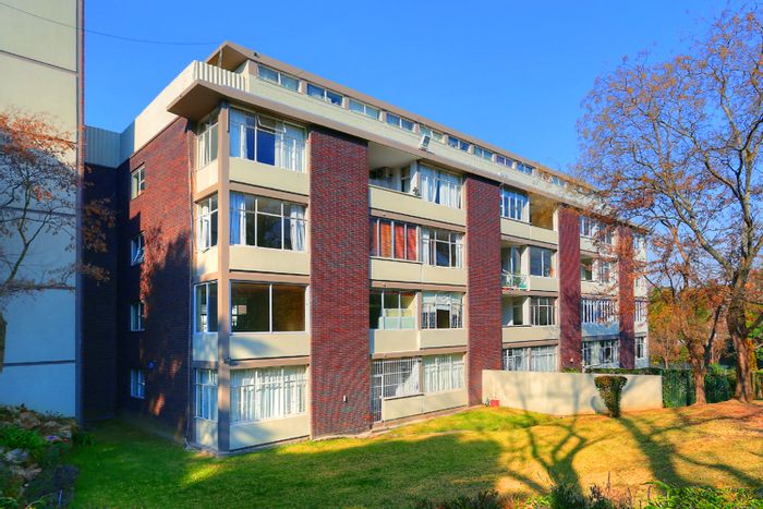 Kentview Apartment To Rent: Open-plan living, balcony views, near amenities.