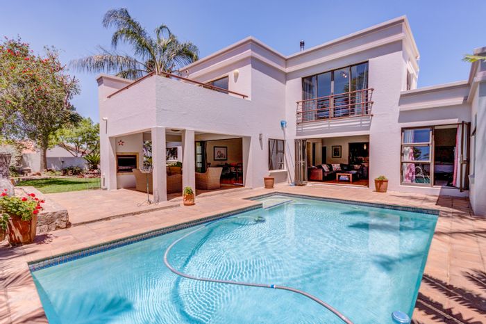 Kyalami Estates House For Sale: Pool, solar power, spacious living, and outdoor braai.