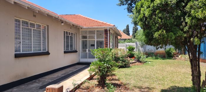 Greenside House For Sale: Versatile office spaces, cottage, garage, prime location.