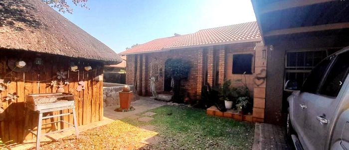 Wierda Park House For Sale: 3 beds, pool, study, braai area, double carport.