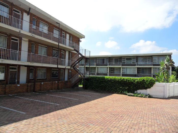 Lyndhurst Townhouse For Sale: 2 beds, private garden, pool, near amenities.