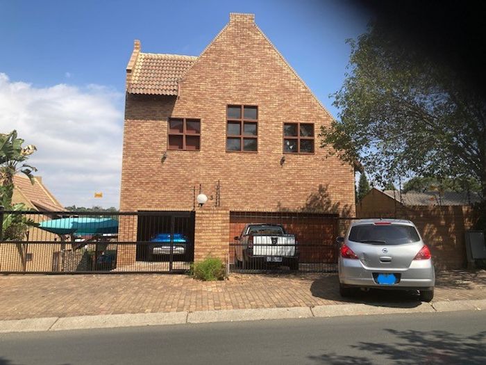 Spacious 3-bedroom apartment in New Brighton, double garage, pet-friendly, for sale.