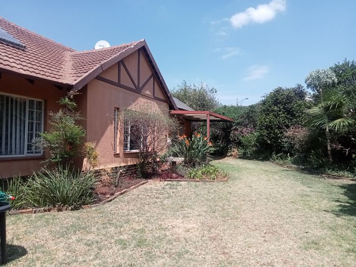 Doringkloof House For Sale: 4 Bedrooms, garden, flatlet, fireplace, and patio.