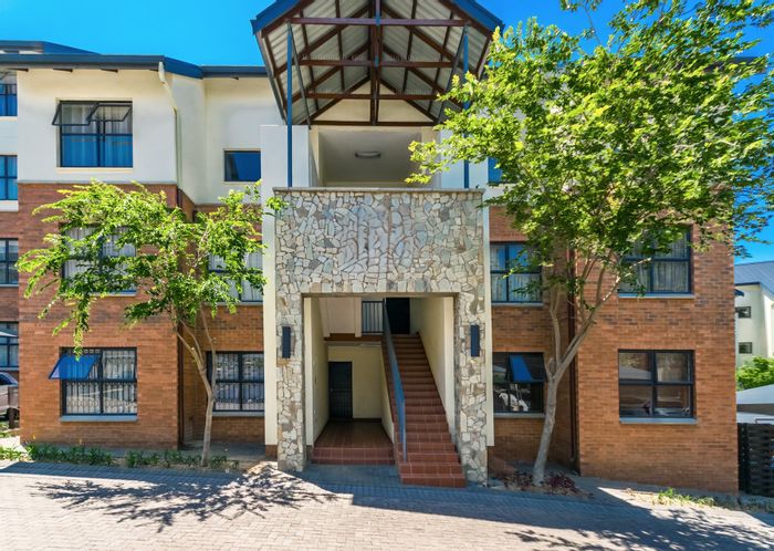 Kyalami Hills Apartment For Sale: 2 beds, pool, gym, balcony, double carport.